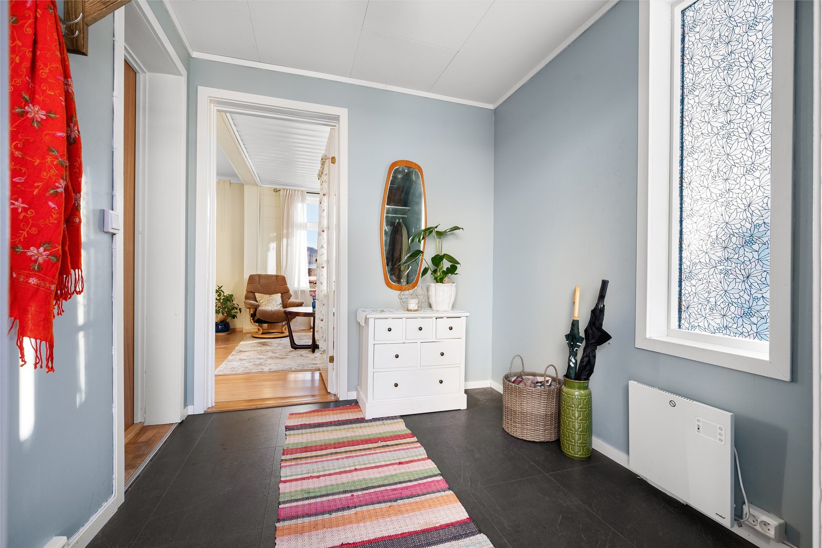 Flislagt, romslig entré Galleribilde