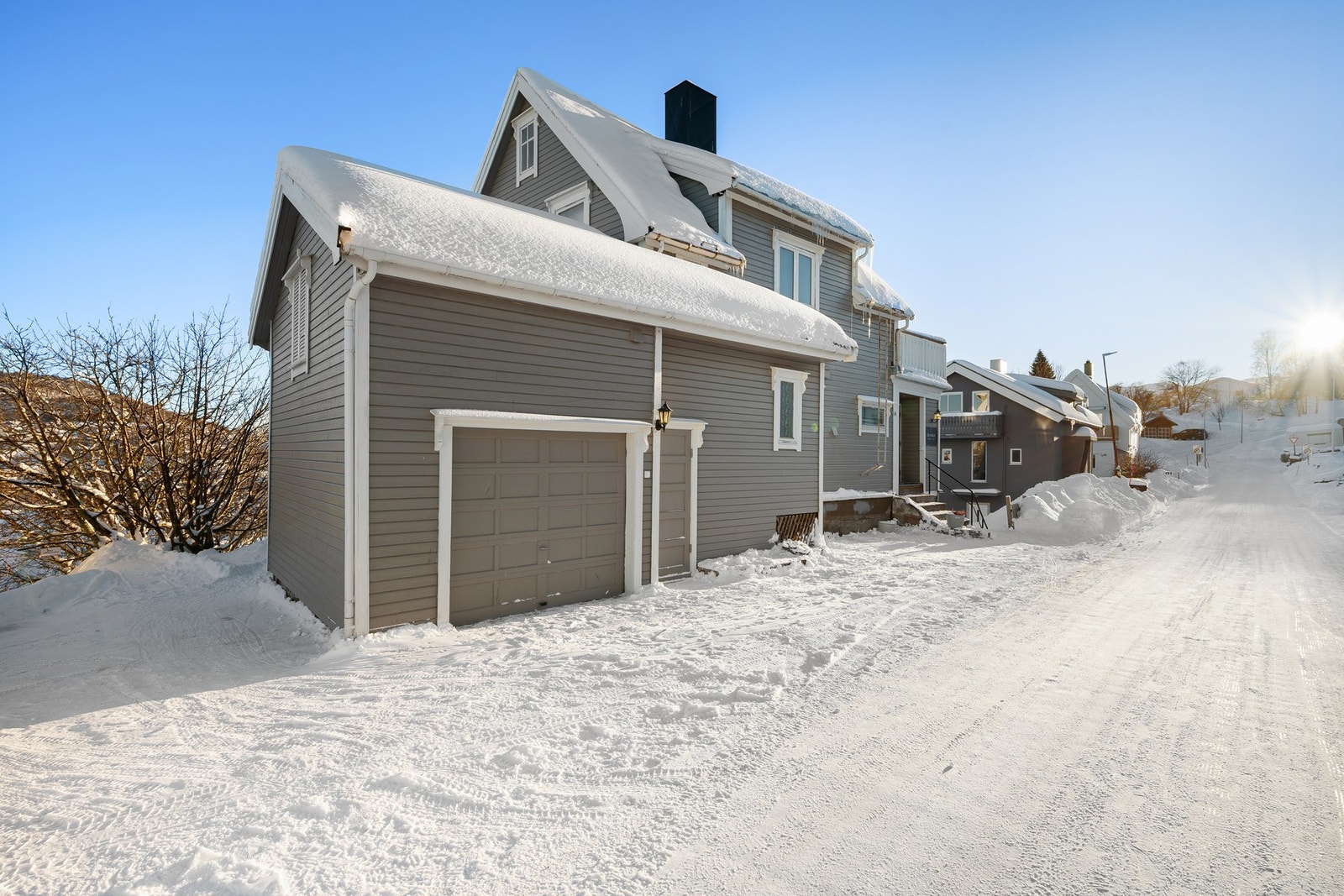 Parkering i og foran garasje, i tillegg er det gateparkering Galleribilde
