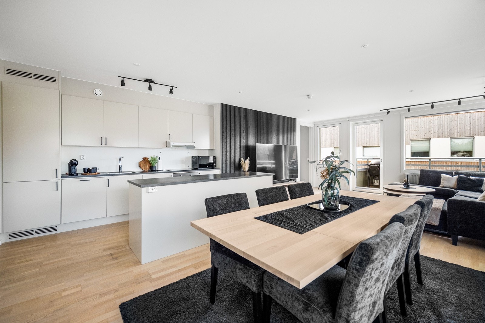 Spiseplassen er leilighetens naturlige samlingspunkt, med store vindusflater som slipper inn rikelig med dagslys og skaper en luftig atmosfære. Galleribilde