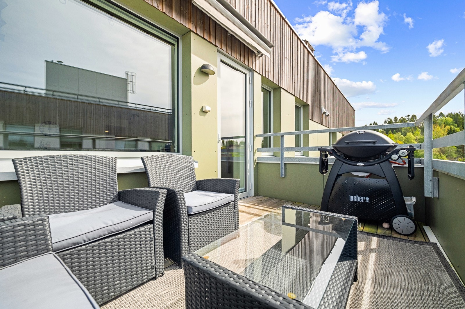 Sørvestvendt balkong på ca. 9 kvm med gode solforhold og flott utsikt over fellesområder. Plass til både utemøblement og grill. Galleribilde