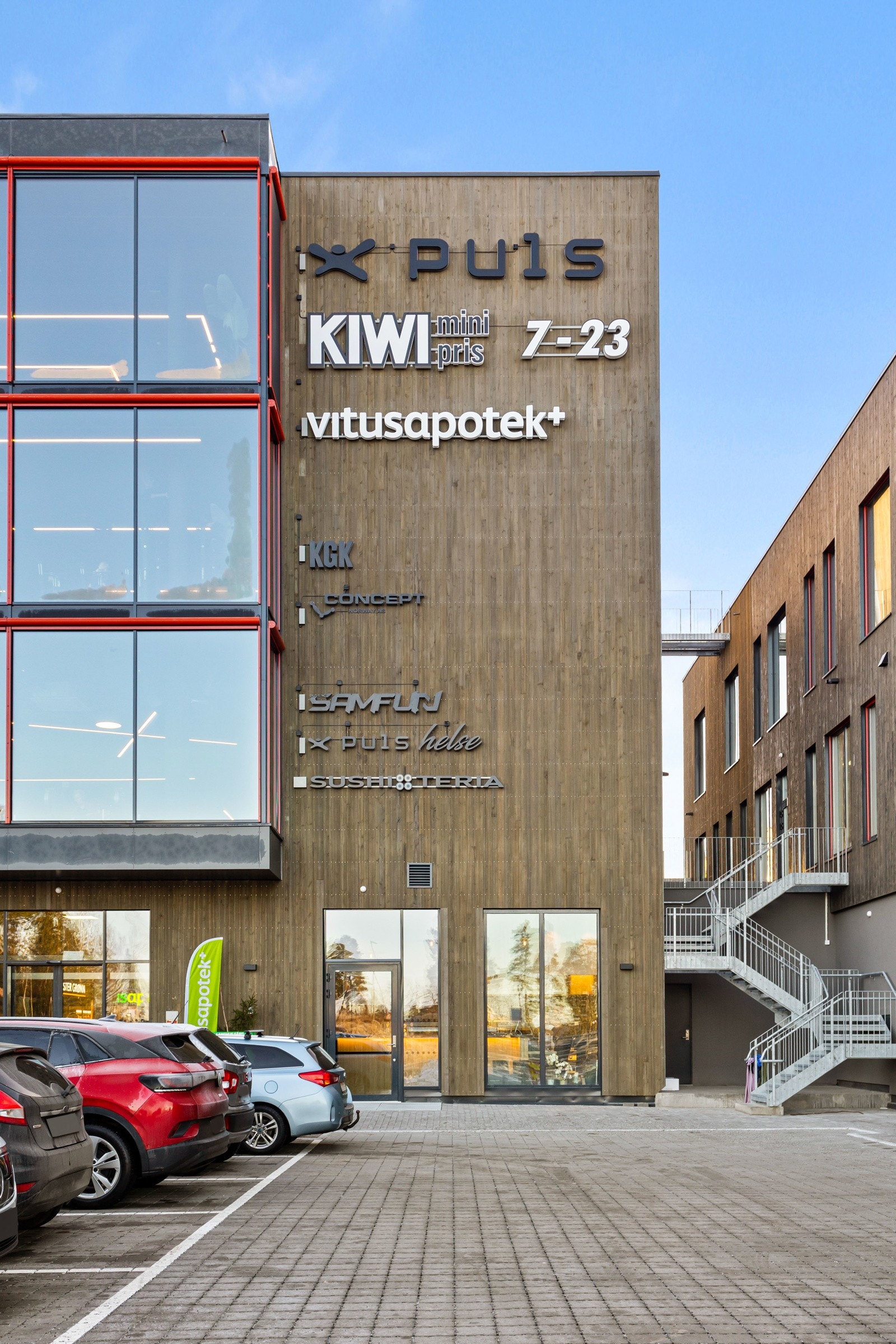 Boligen ligger sentralt på Langhus med kun minuttet gange til tog og nærsenter med butikker og helse og velvære tilbud! Galleribilde