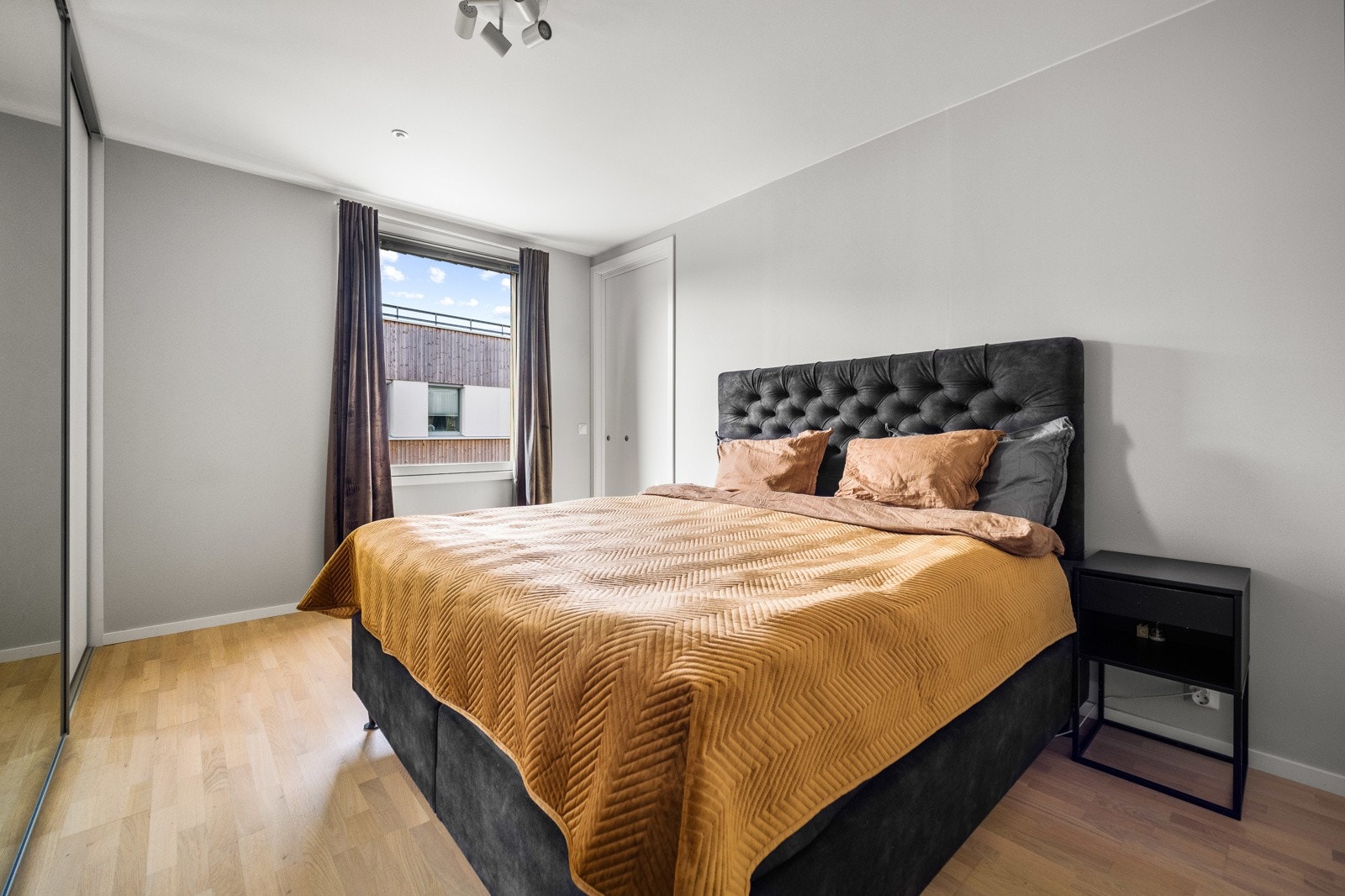 Hovedsoverommet er av god størrelse, og tilknyttet eget baderom som gir ekstra komfort og privatliv. Galleribilde