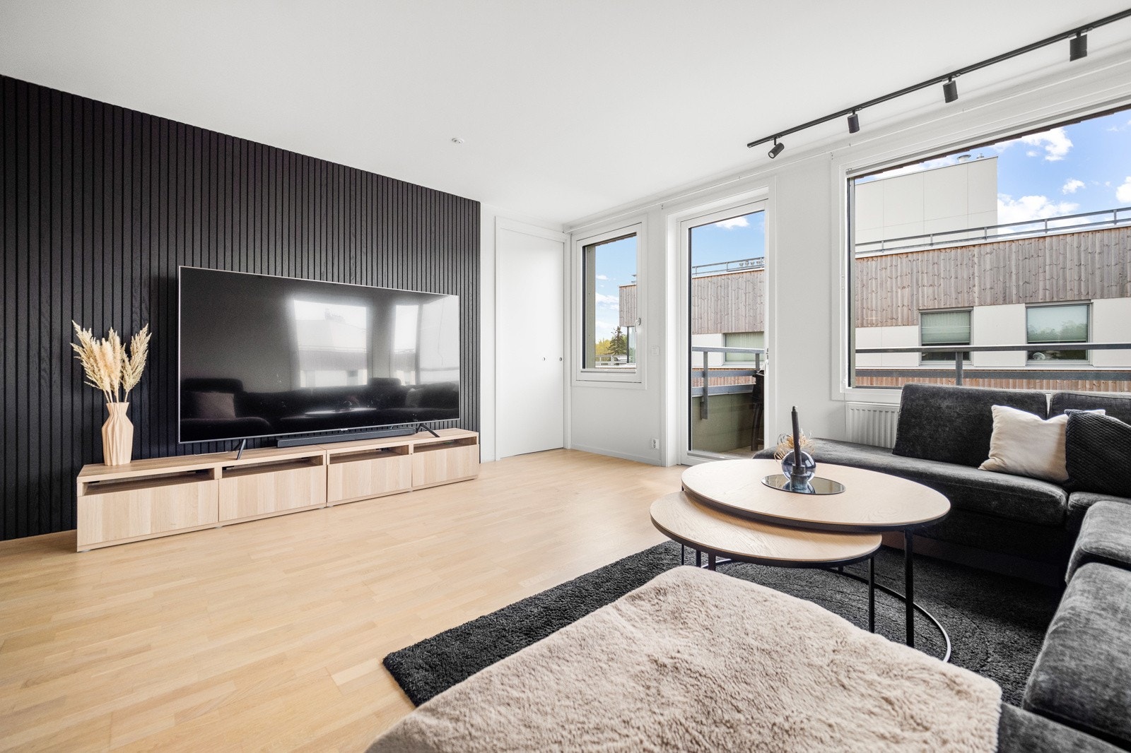 Enkel stue og innrede med nøytrale og tidløse fargevalg Galleribilde