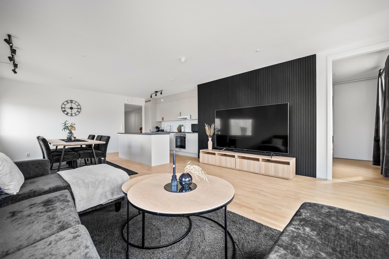 I stuen er det god plass til sofa og Tv-møblement. Galleribilde