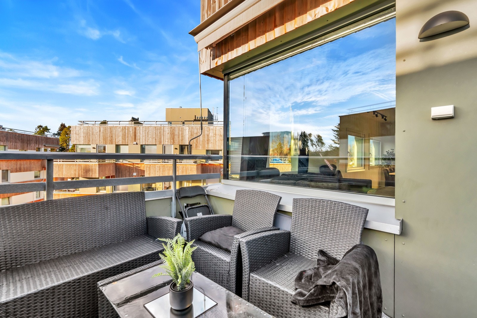 Flott 4-roms hjørneleilighet med balkong beliggende sentralt på Langhus i familievennlige omgivelser. Galleribilde