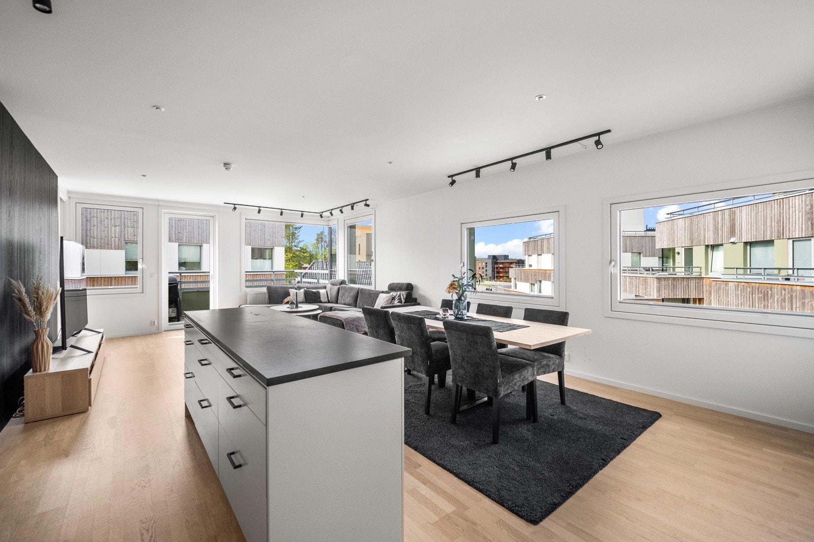 Naturlig avsatt plass til spisegruppe i tilknytning til både kjøkken og stue. Galleribilde