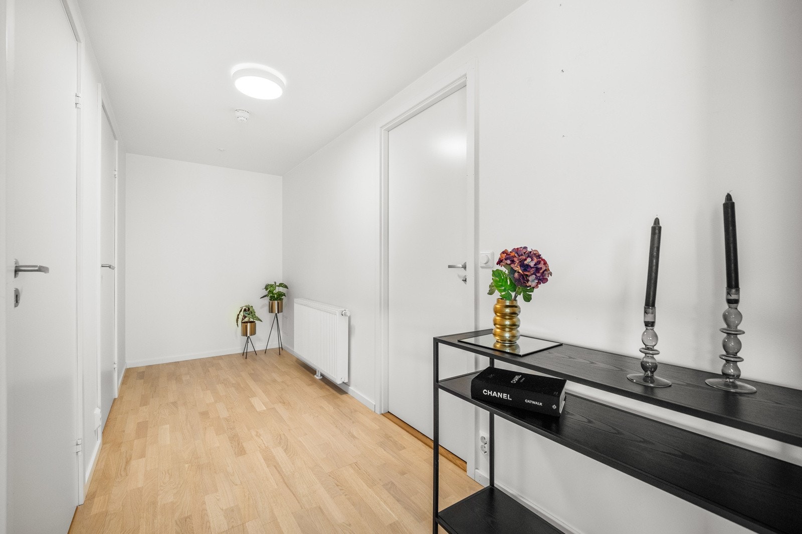 Lys og luftig entré med adkomst til boligens øvrige soverom. Galleribilde