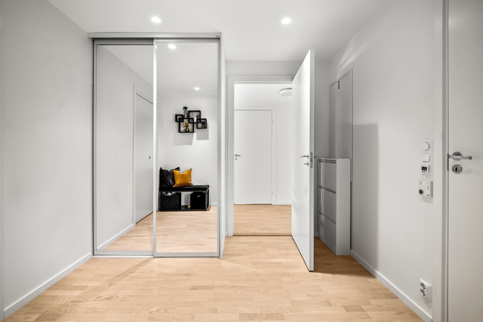 Romslig entré med god plass til å henge fra seg yttertøy. I tilknytning til gangen finner du en praktisk innvendig bod, ideell for ytterligere oppbevaringsplass. Galleribilde