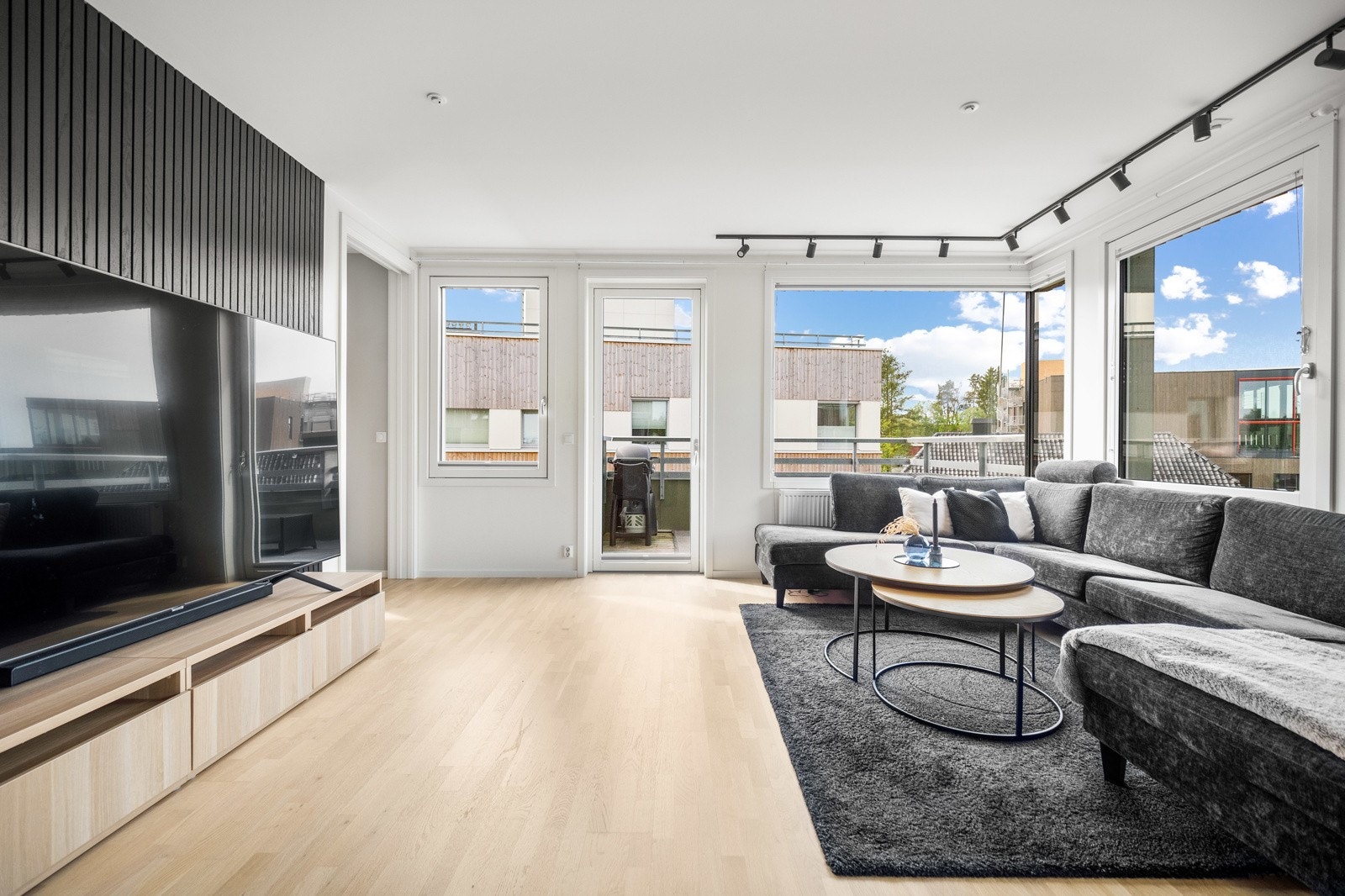 Toppleiligheten er i en gjennomgående lys og moderne utførelse med mye naturlig lysinnslipp og en god takhøyde. Galleribilde