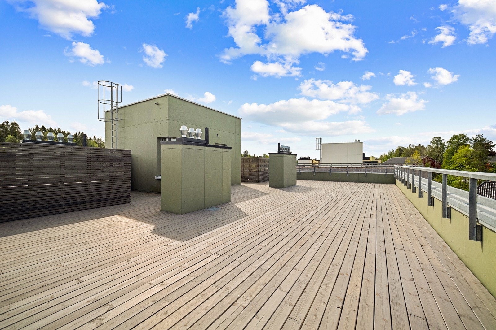 Felles takterrasse med fri utsikt i alle himmelretninger. Galleribilde