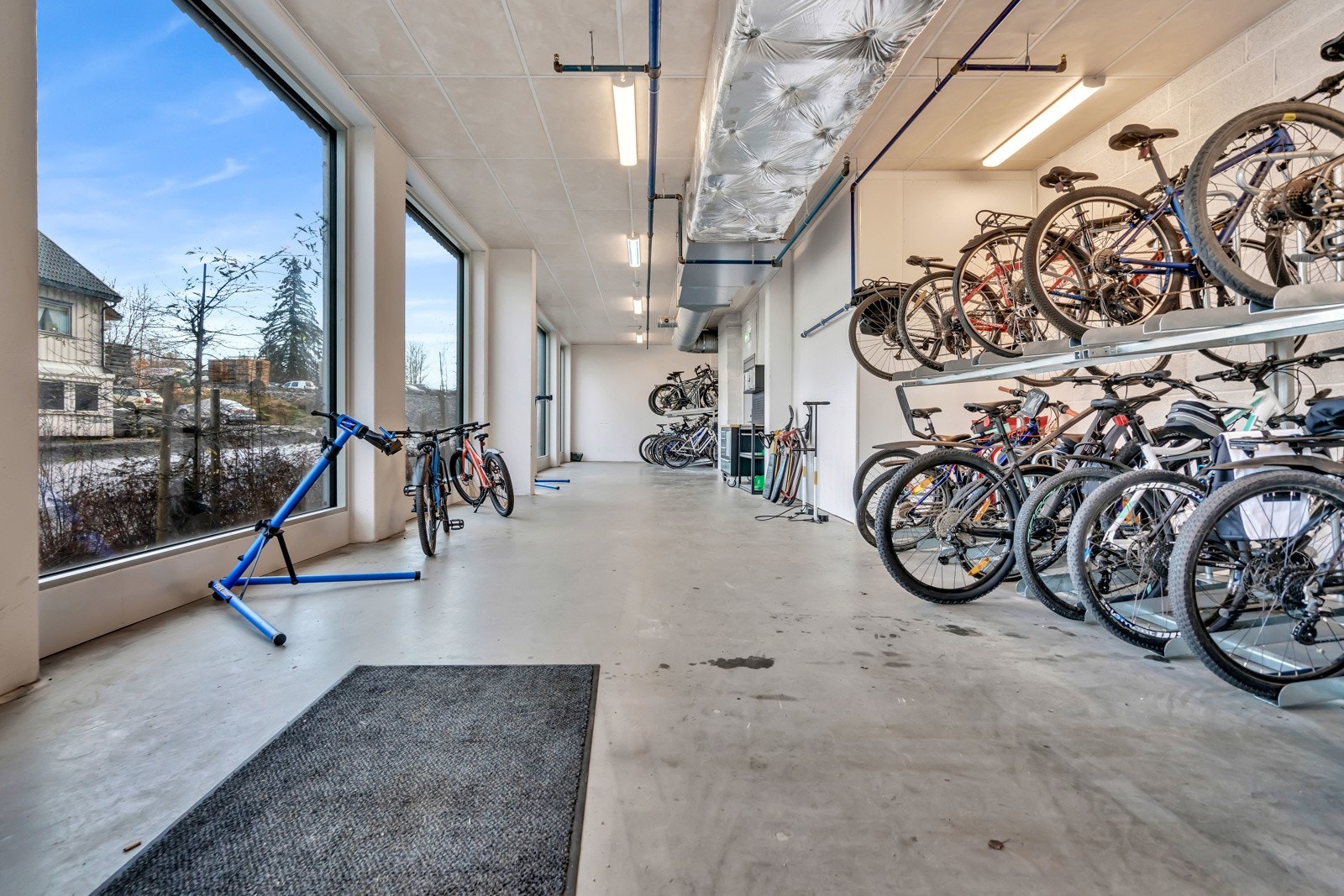 Felles sykkelparkering i sameiet. Galleribilde