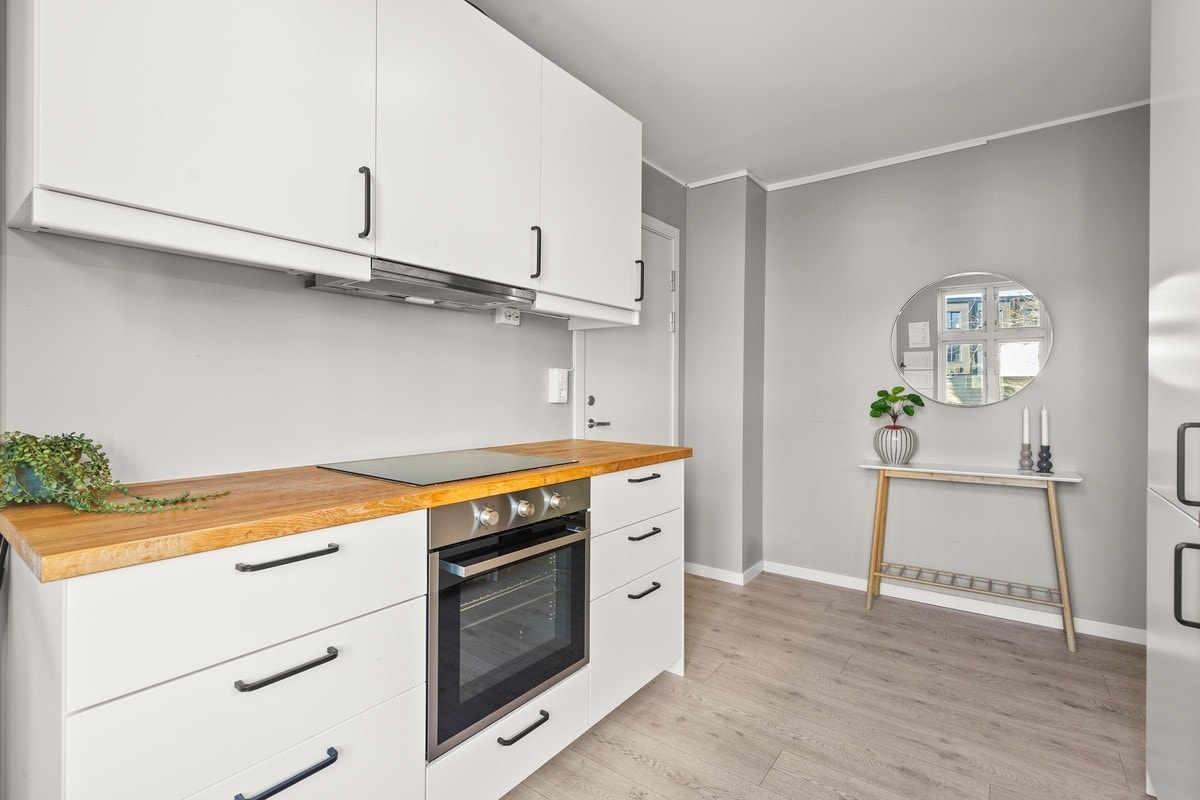 Det er en liten gang før du kommer inn i leilighetens felles kjøkken Galleribilde