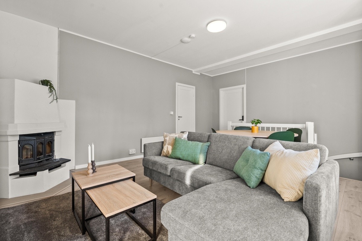 Stuen er stor og har sofagruppe og stor spiseplass Galleribilde