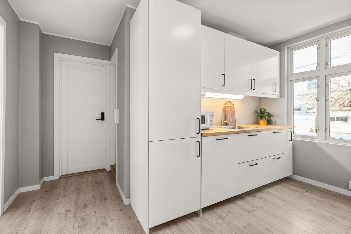 Fra kjøkkenet er det felles do i 1. etasje. I dag deler guttene i kollektivet dette badet da de bor i 1. etg Galleribilde