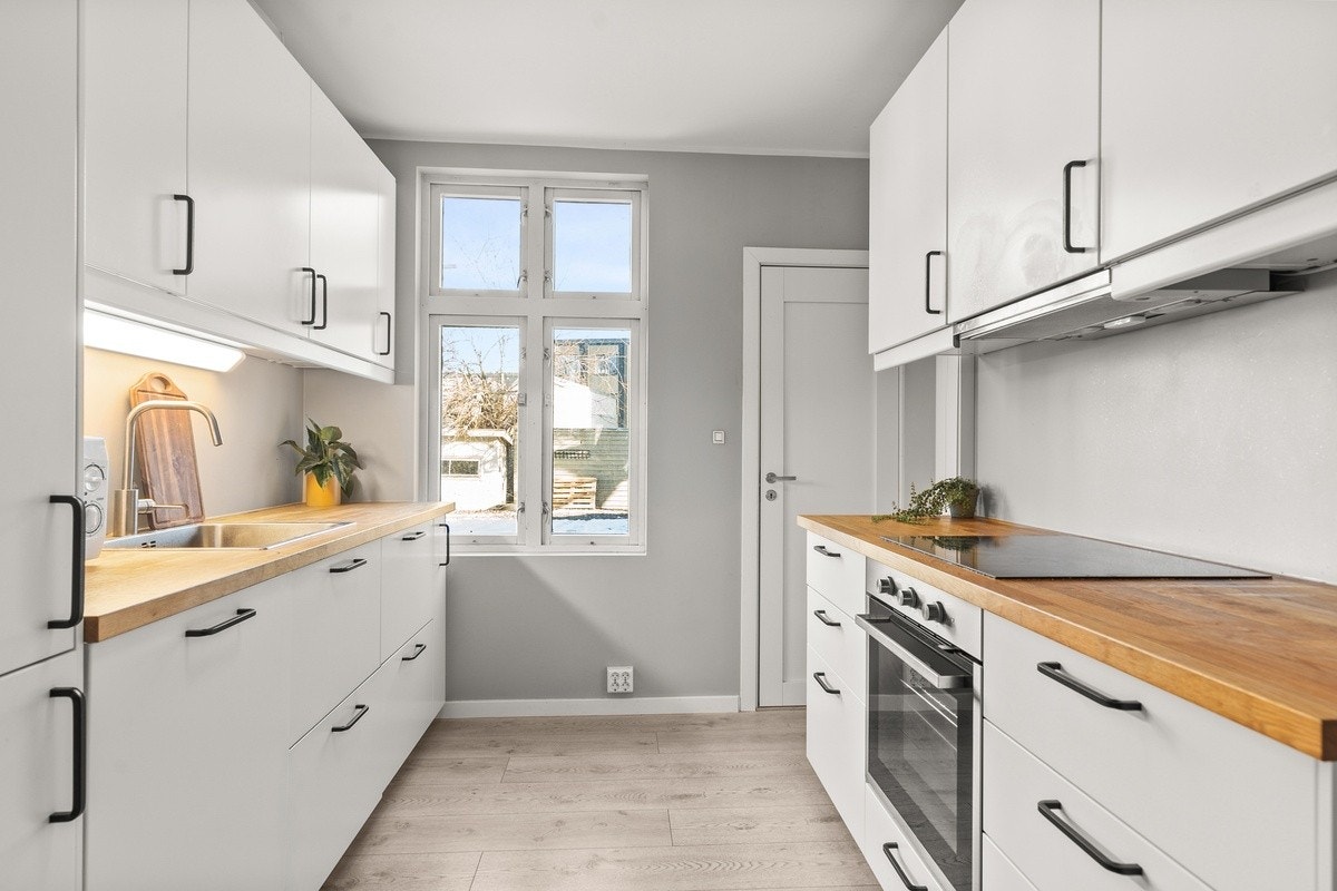 Det er en liten bod innefor kjøkkenet Galleribilde