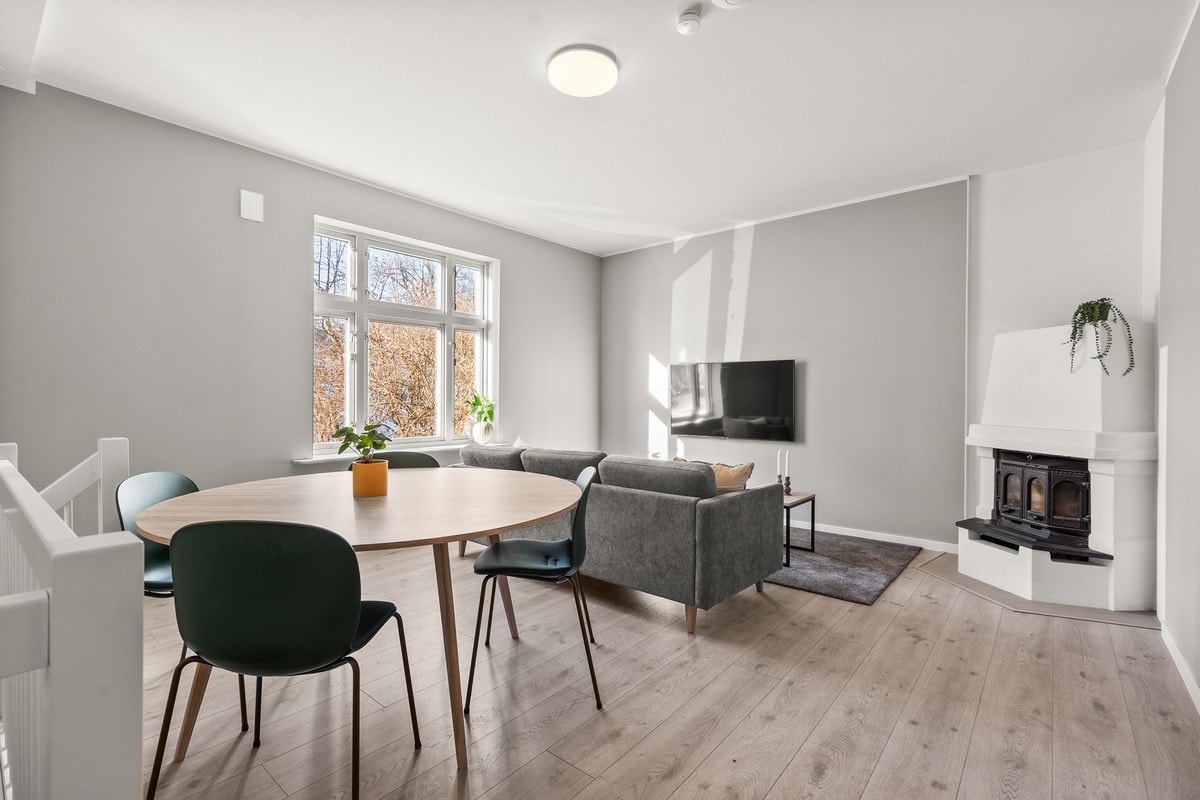 Velkommen til Vestfoldgaten 1A - Leilighet 102. Vi gjør oppmerksom på at høsten 2025 ble peisen fjernet Galleribilde