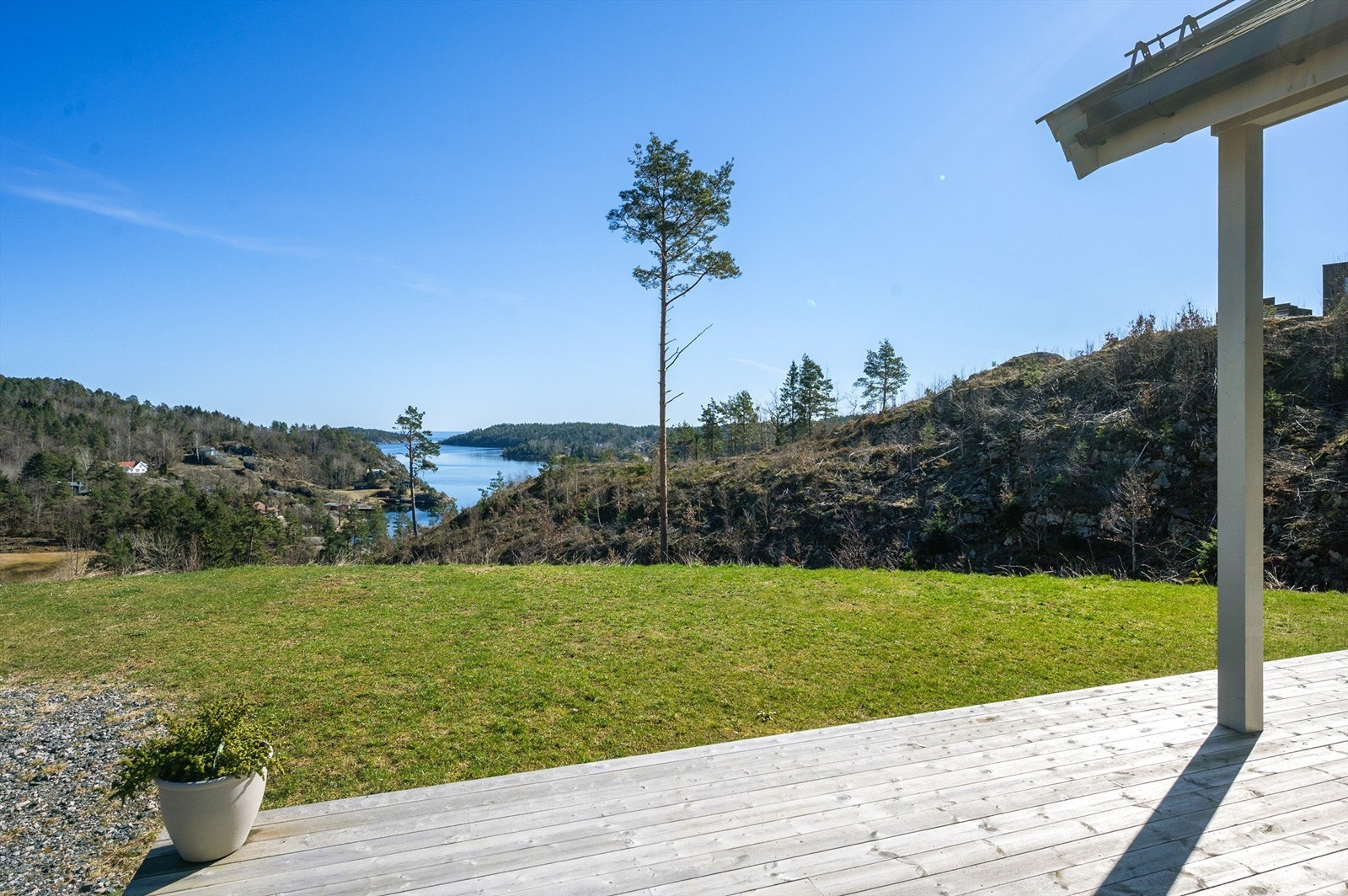 Vid utsikt utover det omkringliggende landskapet Galleribilde