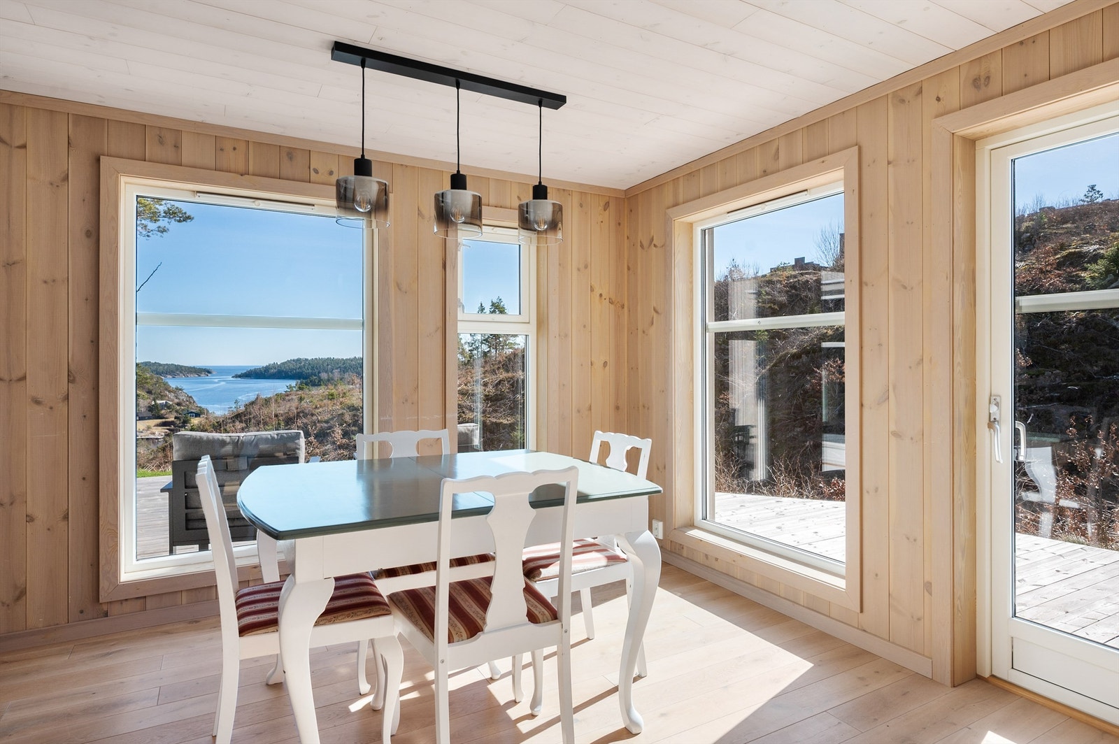 God plass for spisebord og rikelig med vinduer som skaper en harmoni med naturen utenfor Galleribilde