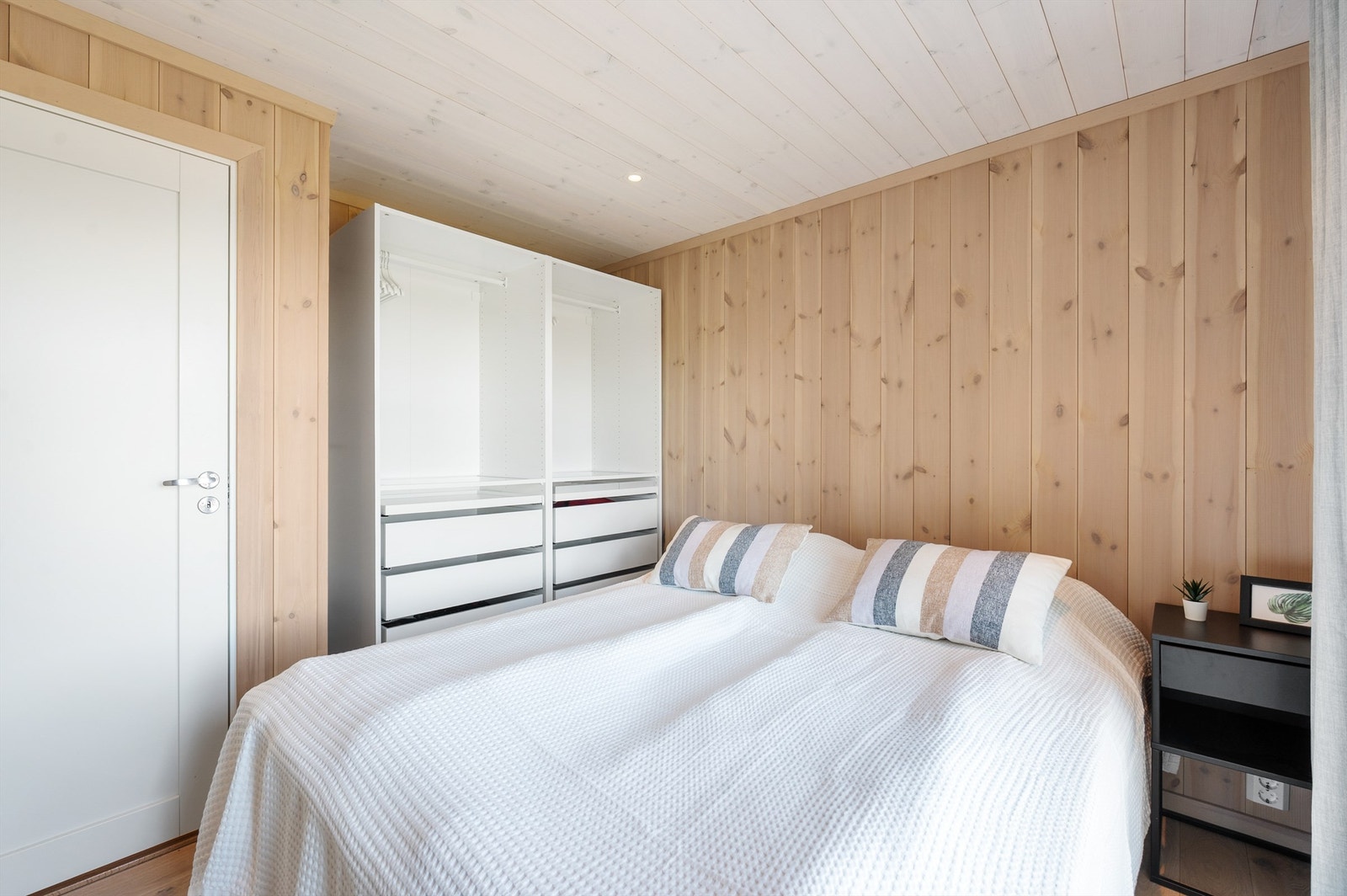 Soverom med garderobeskap Galleribilde