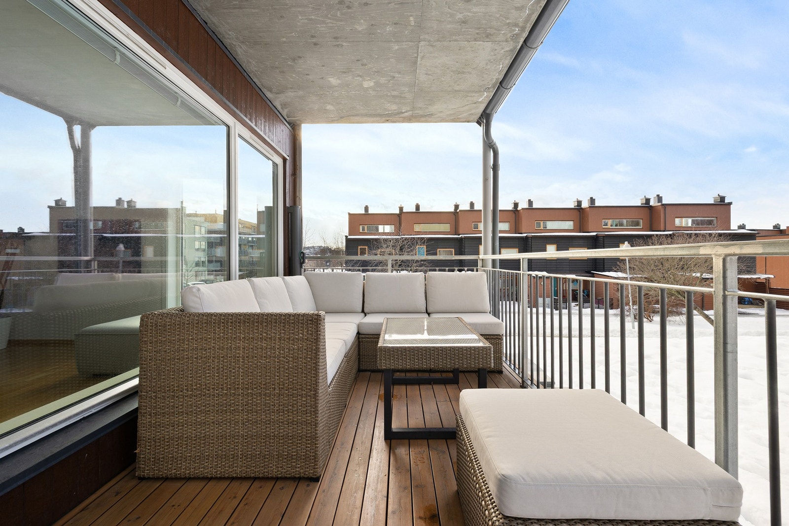 Terrassen vender ut mot et romslig fellesareal. Galleribilde