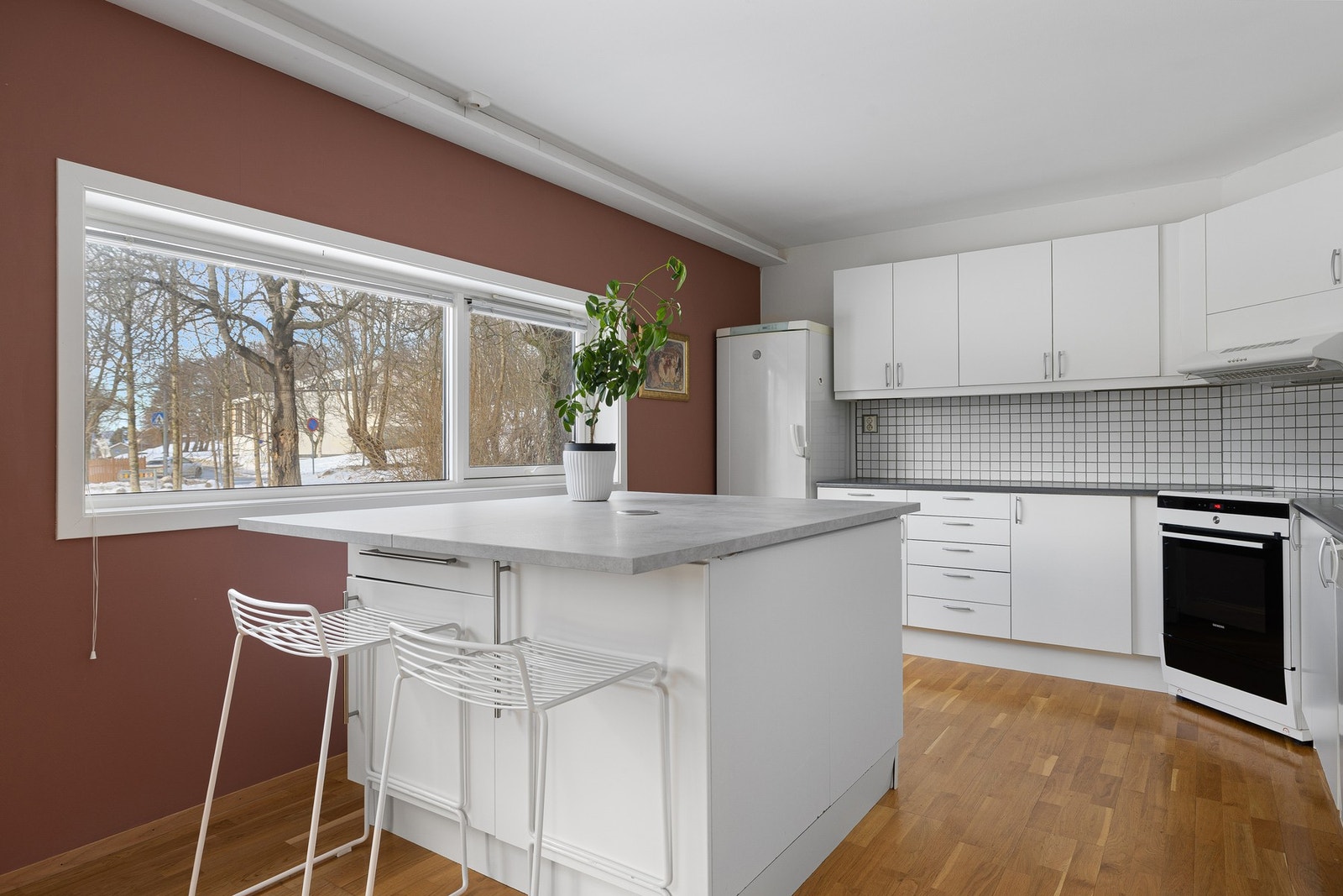 Pent kjøkken med masse lagringsplass i over og underskap. Galleribilde