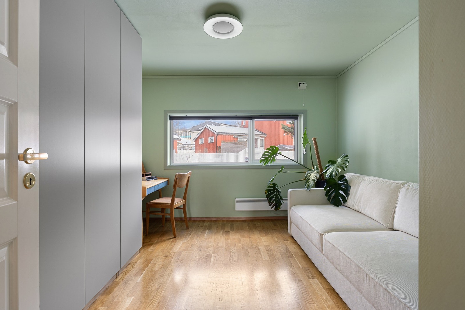 Det andre soverommet måler hele 11,5 kvm. Her har du også plass til seng av god størrelse og annet ønskelig soveroms møblement. Galleribilde