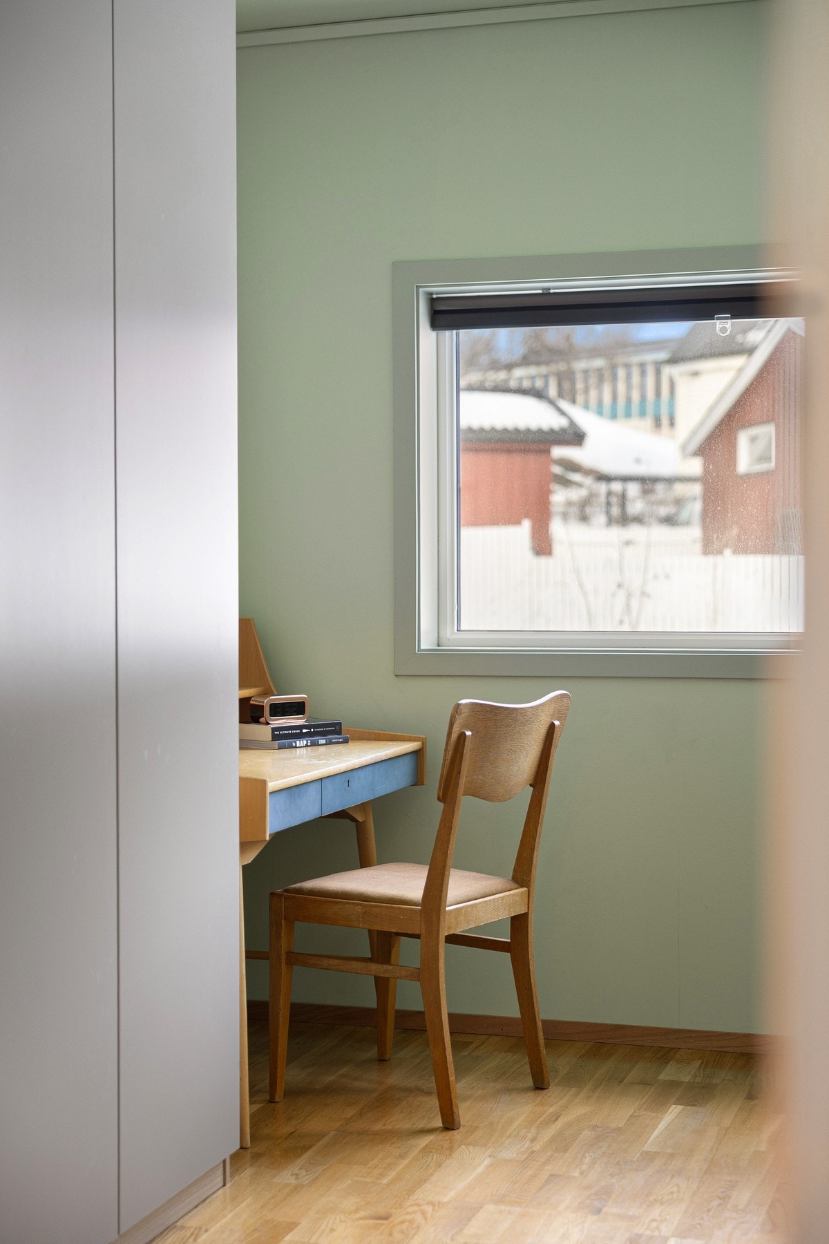 I dag benyttes soverommet som stue/kontor, her kan man enkelt innrede og tilpasse etter eget behov. Avbildet klesskap medfølger i handelen. Galleribilde