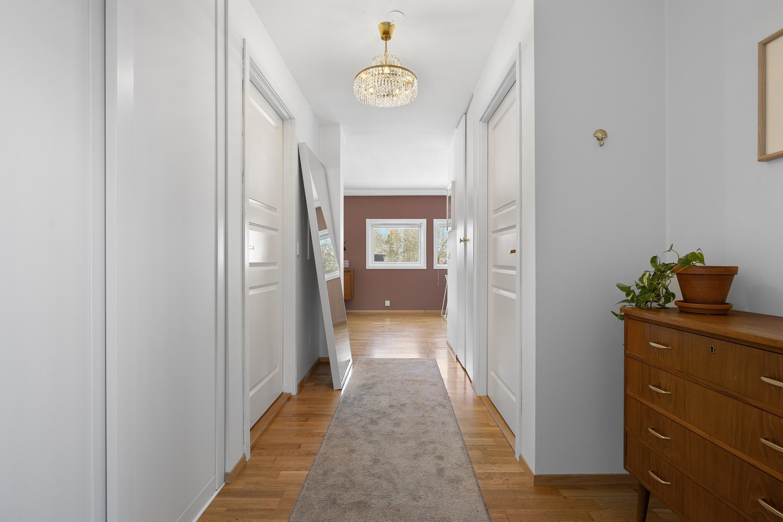 Romslig gang med god plass for sko og yttertøy. Galleribilde