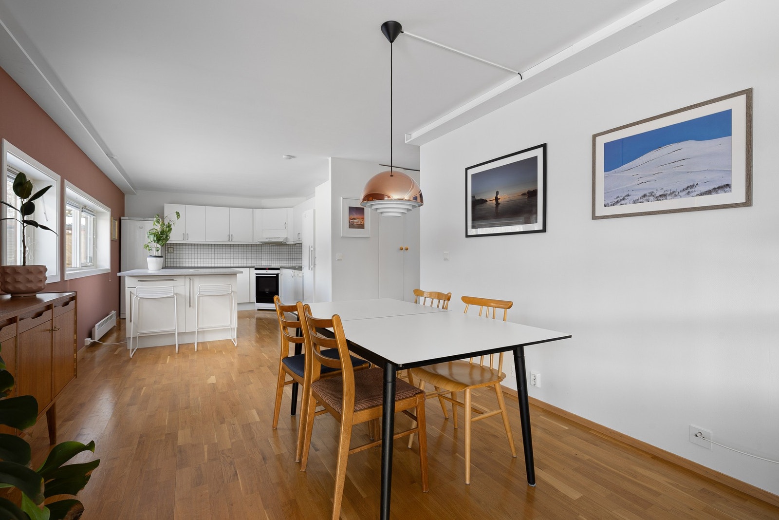 Kjøkken med kjøkkenøy og spiseplass i nær tilknytning. Galleribilde