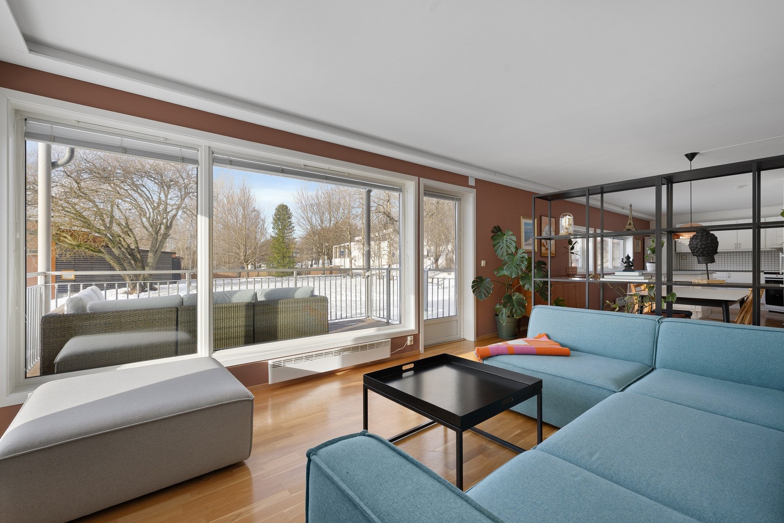 Store vindusposter som strekker seg fra tak til gulv gir rikelig med naturlig lysinnslipp samt at det skaper en luftig og behagelig atmosfære i stuen. Galleribilde