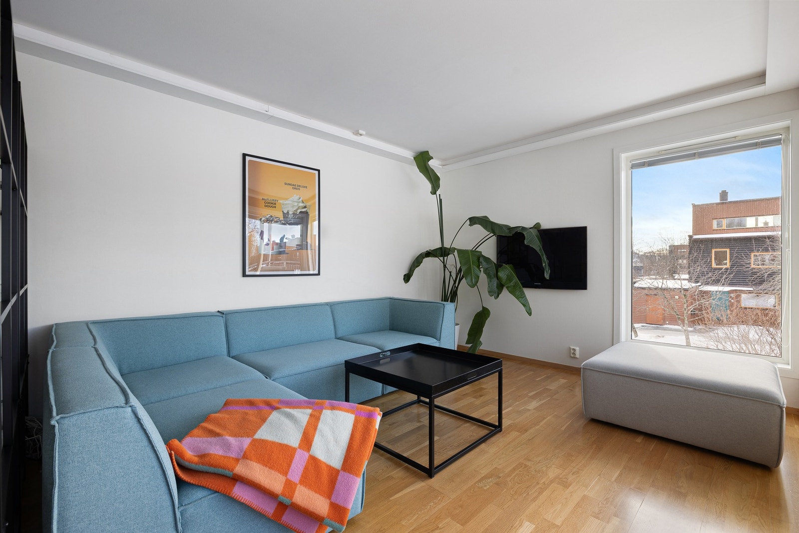 Leiligheten måler 85 kvm (BRA-i) og består av entre, bad, stue, kjøkken og to gode soverom. Utover dette har du en ekstern bod og parkeringsplass i felles kjeller. Galleribilde