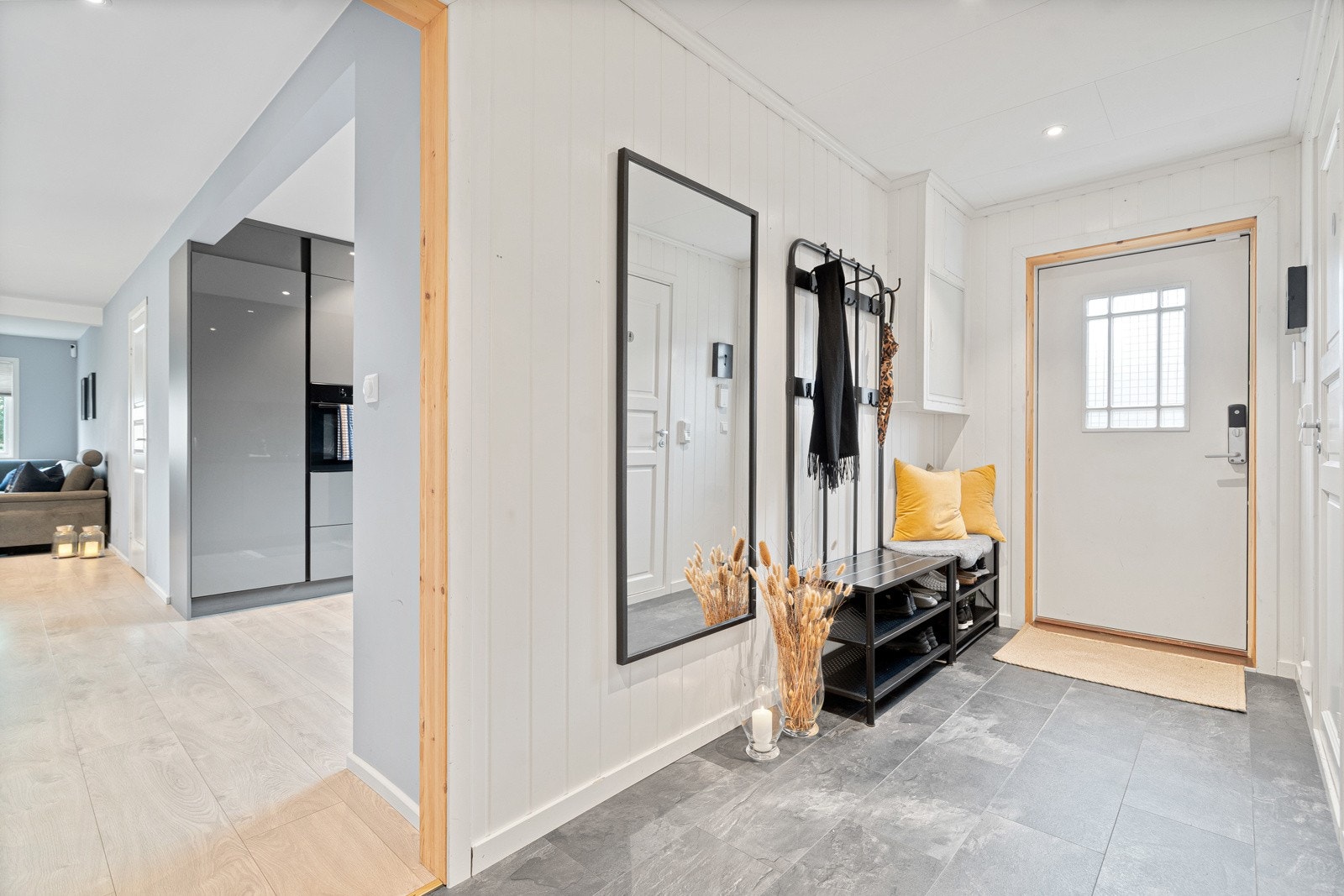 Hall/entré med dør inn til bad og vaskerom Galleribilde