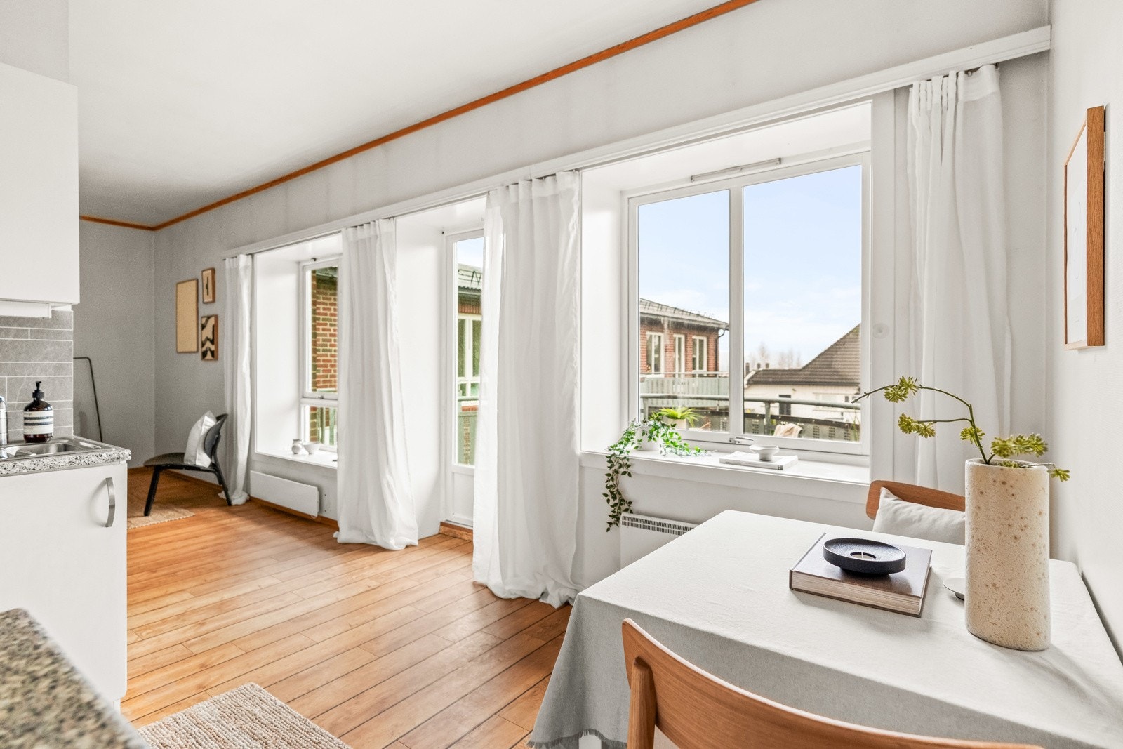 Store vindusflater gir rikelig med lys til leiligheten Galleribilde