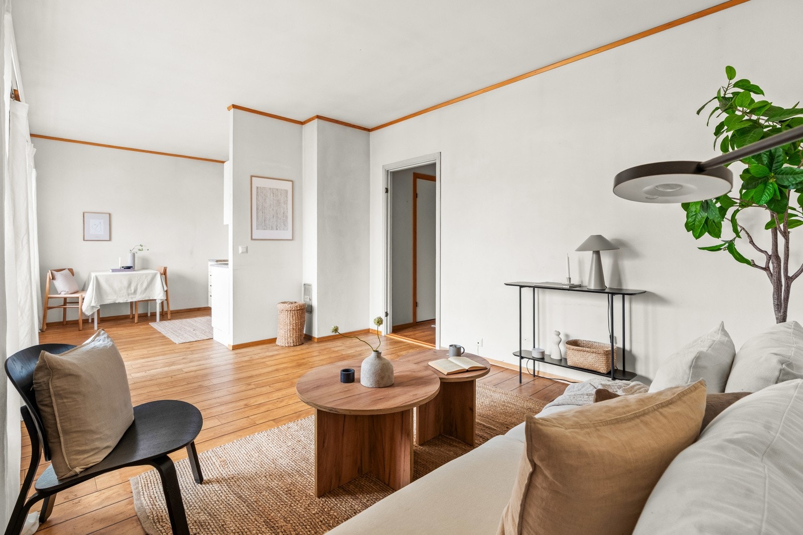 Romslig stue, delvis åpent mot kjøkkenet Galleribilde