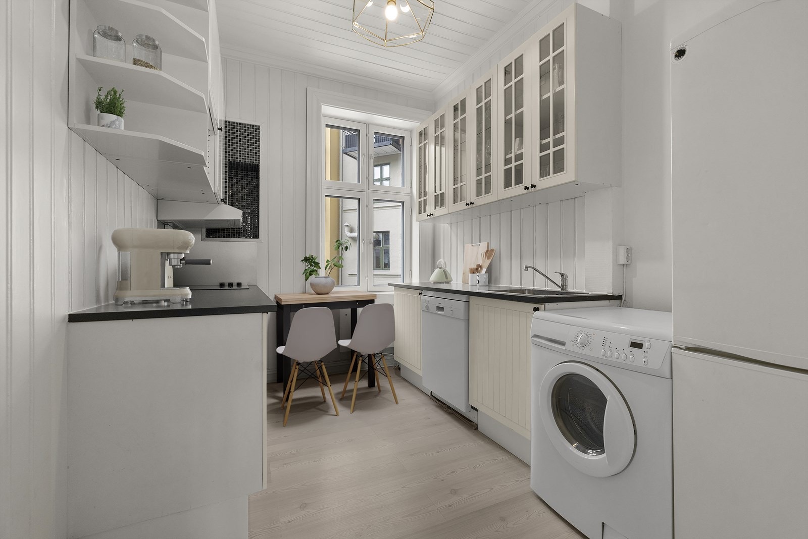 Praktisk og fint kjøkken med god skap- og benkeplass. Kjøkkenet har innredning med profilerte fronter. Bildet er digital stylet. Galleribilde