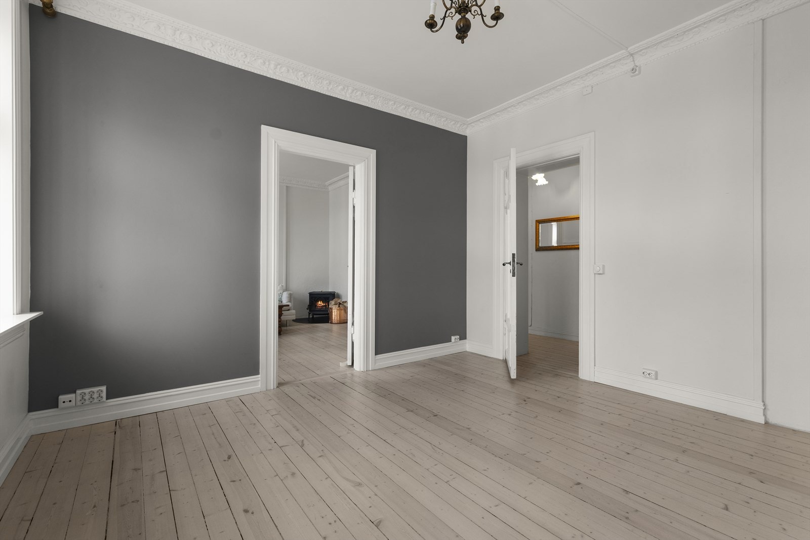 Rommene har i likhet med resten av leiligheten, lyse fargevalg på overflater og originale tregulv. Godt med skapplass. Galleribilde