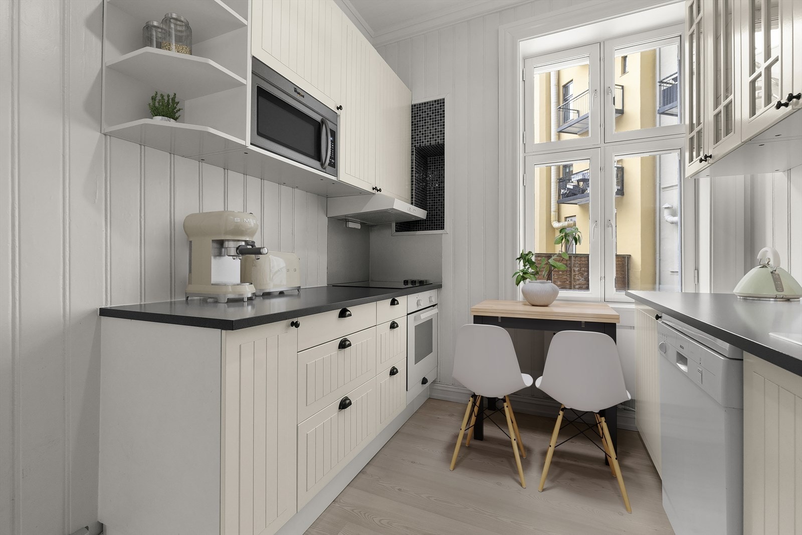 Benkeplaten er av laminat. Oppvaskbenk med kum. Integrert keramikktopp, stekeovn, oppvaskmaskin og mikrobølgeovn. Det er kjøkkenventilator med avtrekk ut. Komfyrvakt og lekkasjestopper montert i januar 2026. Bildet er digital stylet. Galleribilde