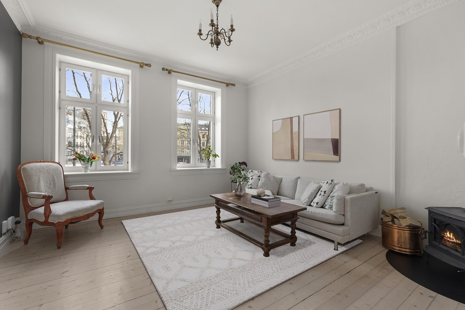 Notar v/Erling O. Turtum har gleden av å presentere Waldemar Thranes gate 65C - En lys og klassisk 3-roms selveierleilighet med god takhøyde, peis og stukkatur. Fotograf: Marika Mørkestøl. Bildet er digital stylet. Galleribilde