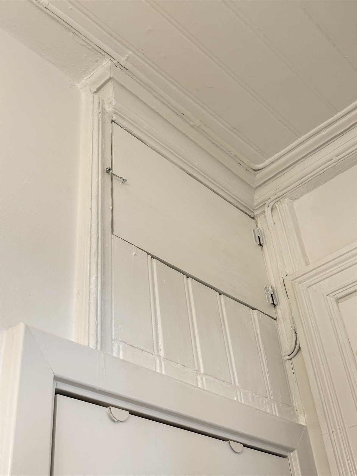 Det er lagringsmuligheter over bad. Galleribilde