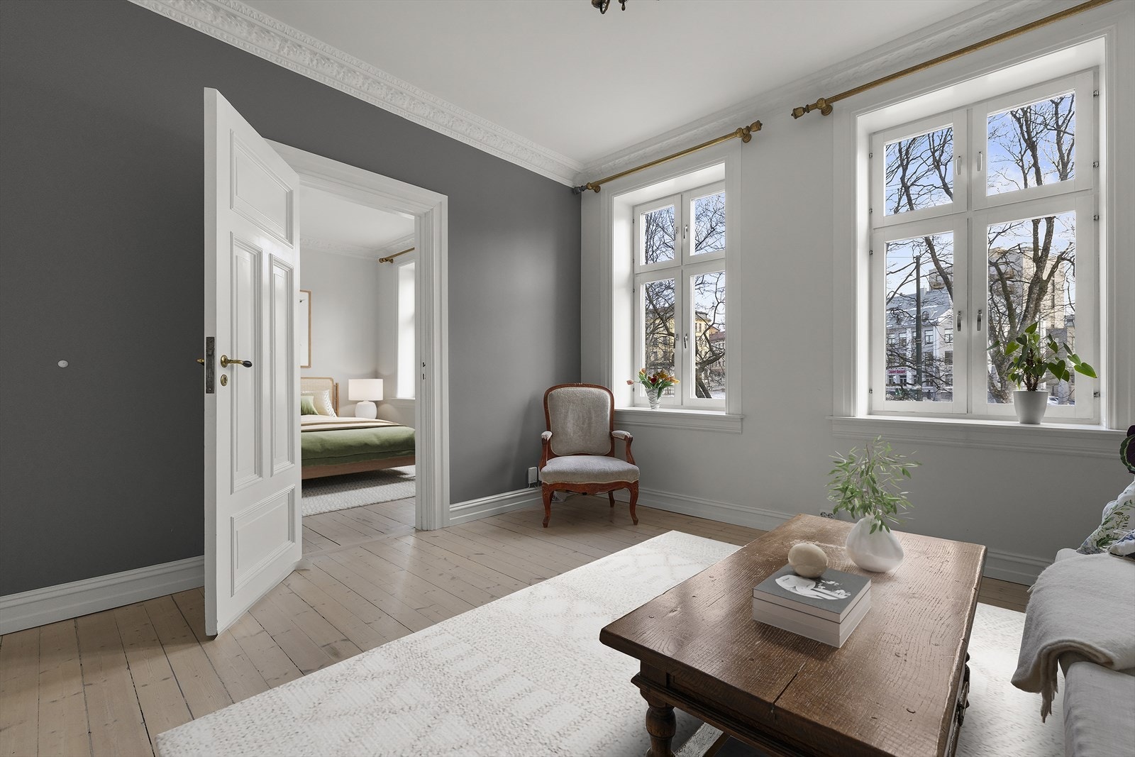 God planløsning, ingen gjenboere og store vindusflater skaper et lyst og luftig uttrykk. Leiligheten ligger i 2. etasje i en pen, klassisk bygård fra 1899, i et område preget av flott århundreskiftearkitektur. Bildet er digitalt stylet. Galleribilde