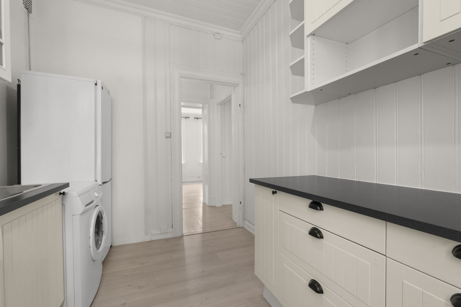 Opplegg vaskemaskin. Laminat på gulv. Galleribilde