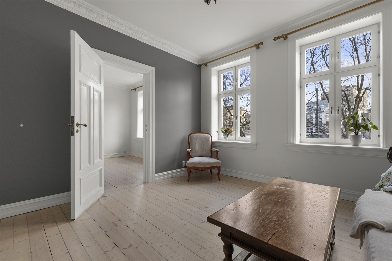 Lys og luftig stue med originalt tregulv. God plass for sofaløsning med tilhørende møblement og spisebord. Det er opplegg for bredbånd i stuen. Galleribilde