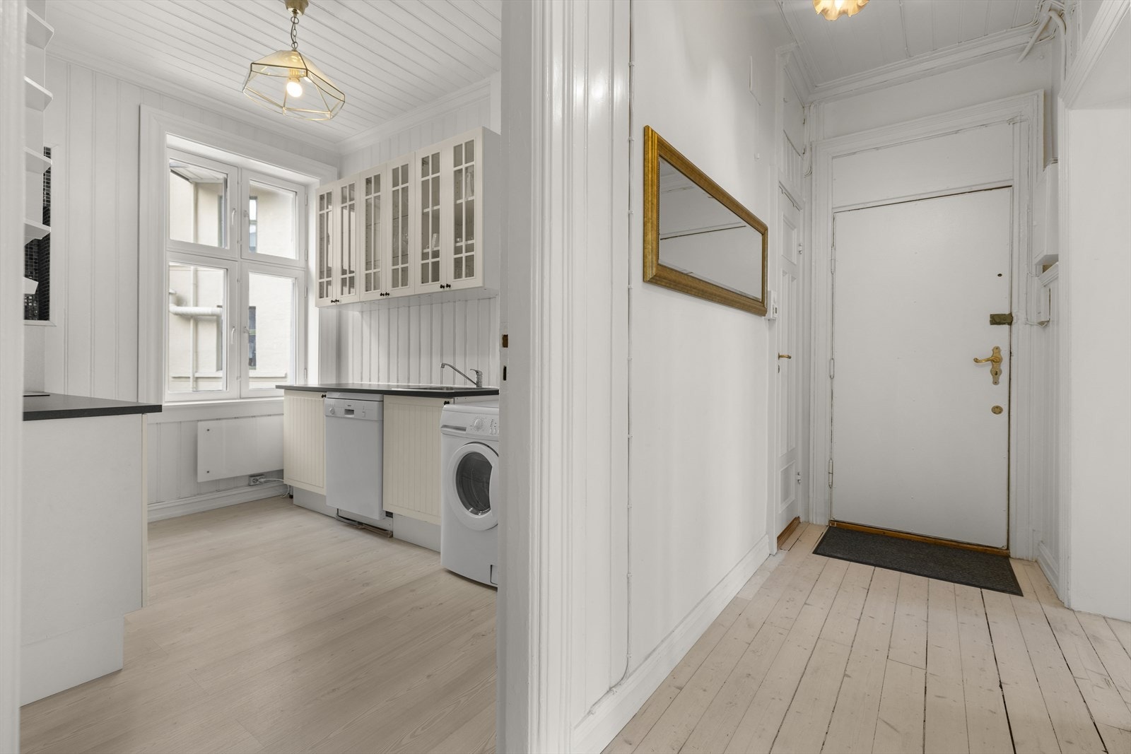 Entrè/gang med lyse overflater og god takhøyde, noe som er gjennomgående for hele leiligheten. Originalt tregulv. Sikringsskap plassert i entrè/gang. Det er dørcalling med portåpner. Galleribilde