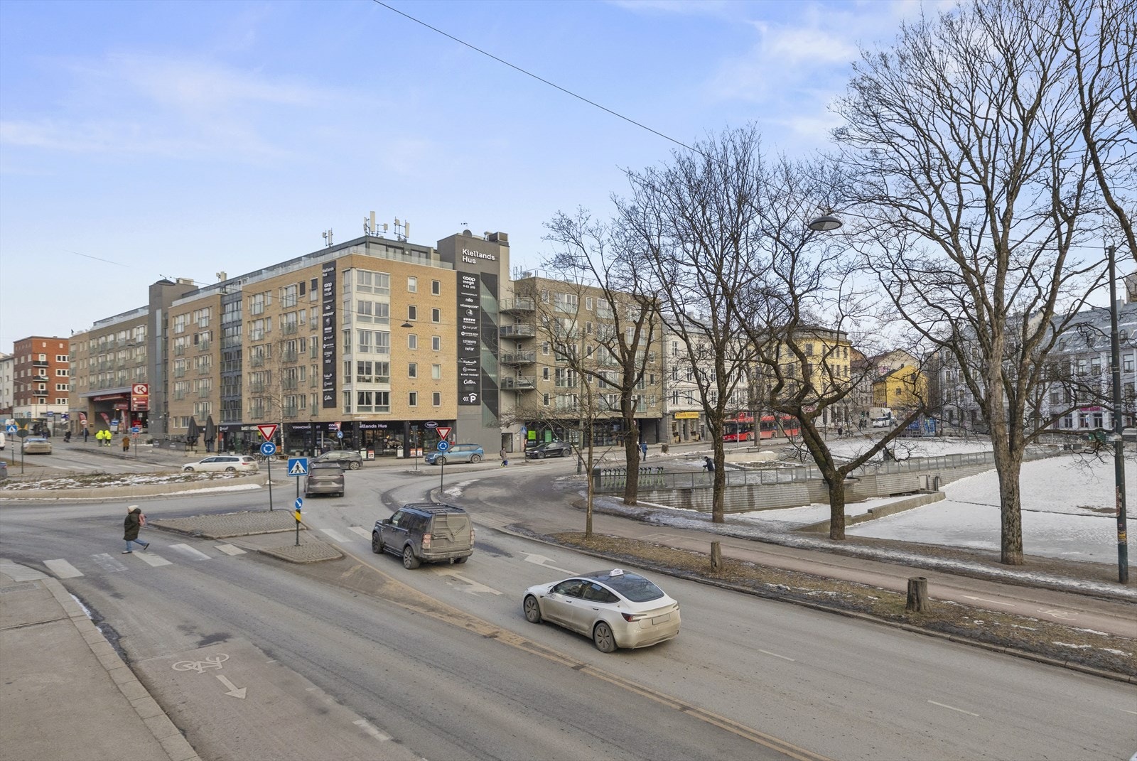 Her bor man ellers "midt i smørøyet" med gåavstand til alle byens fasiliteter og alt du måtte trenge av servicetilbud rett utenfor døren. Bør sees! Galleribilde