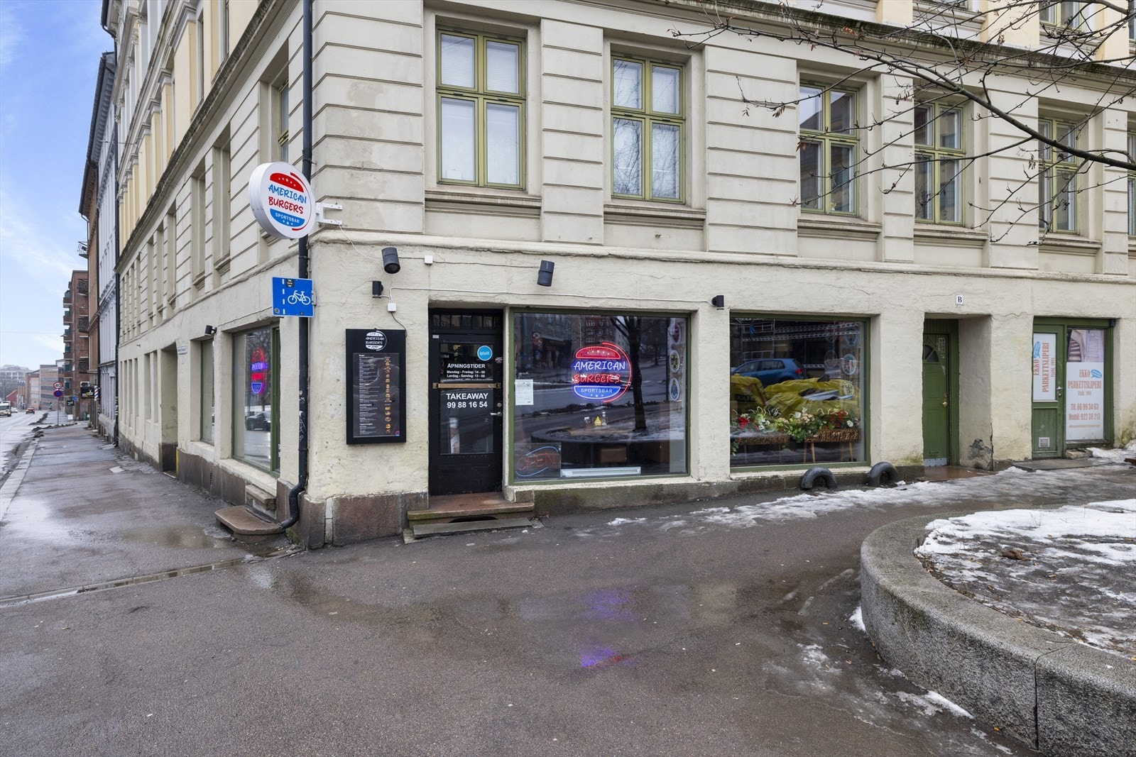 Det er flere innganger. Inngangene til Waldemar Thranes gate 65A, B og C leder alle inn til det indre gårdsrommet, der inngangsdøren er. Galleribilde