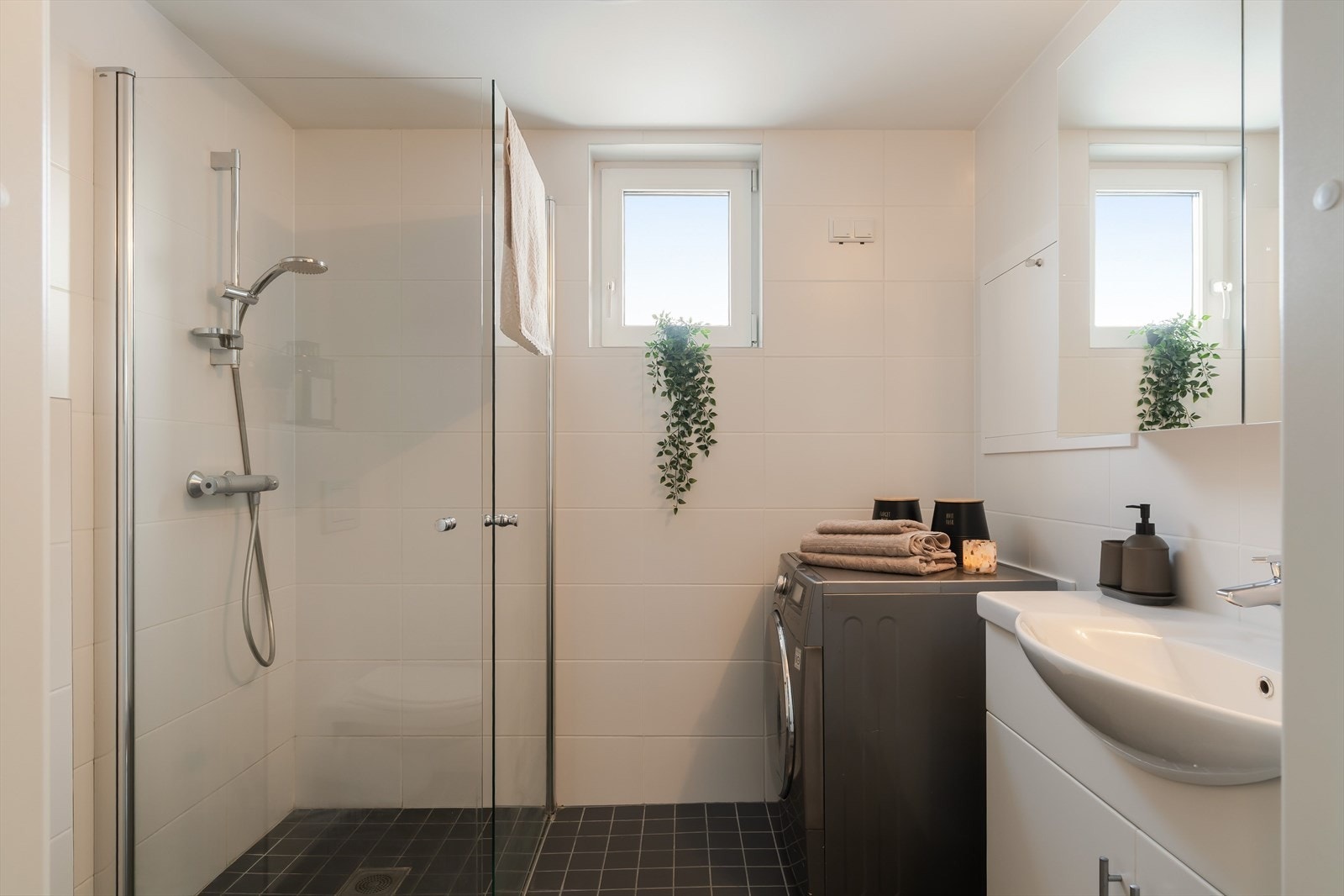 Badet fremstår moderne og velholdt, med flislagte overflater i rolige fargetoner. Galleribilde