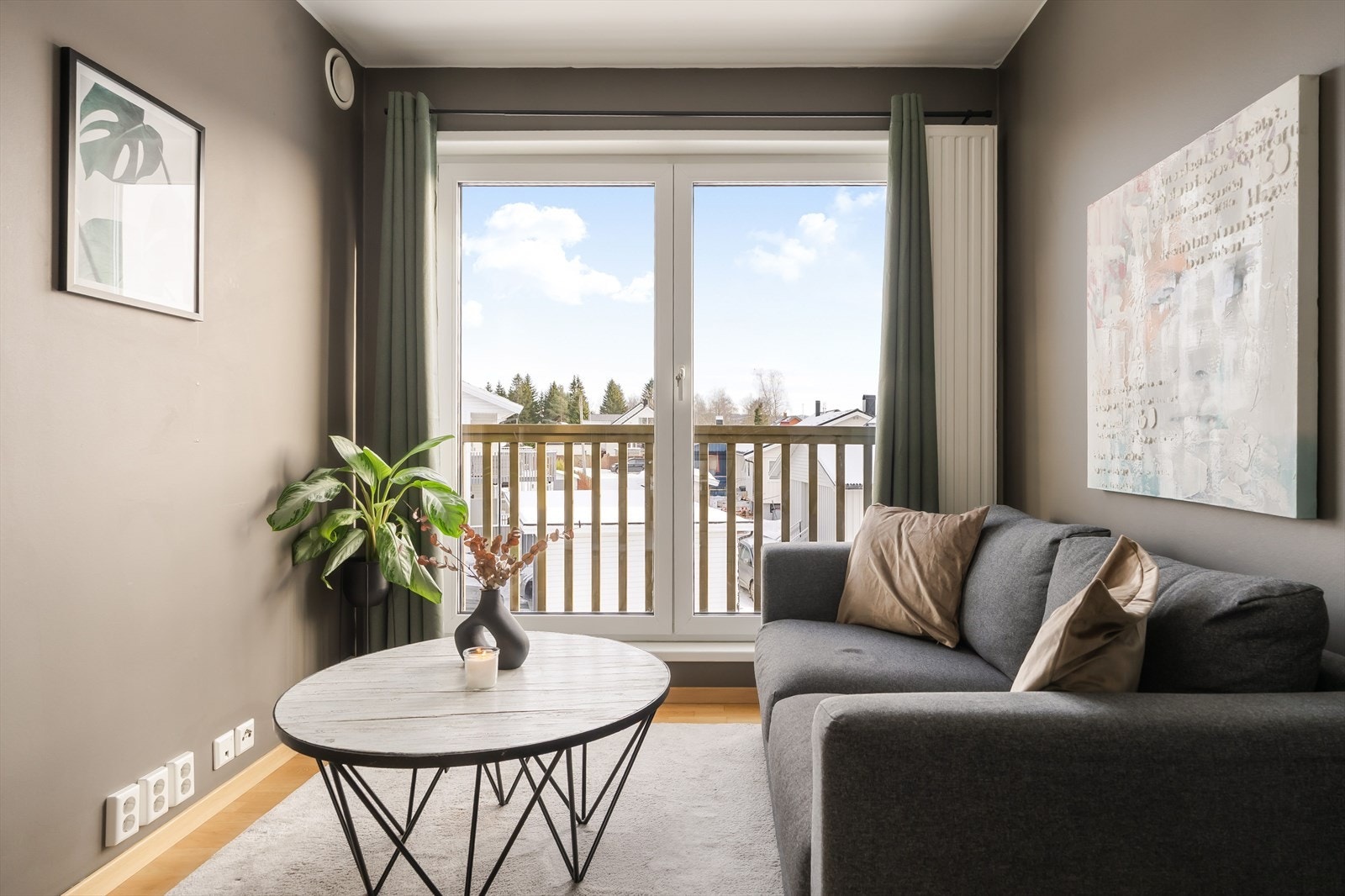 Boligen byr på en innbydende stue med store vindusflater, et praktisk kjøkken, romslig bad og et soverom med god oppbevaringsplass. Galleribilde