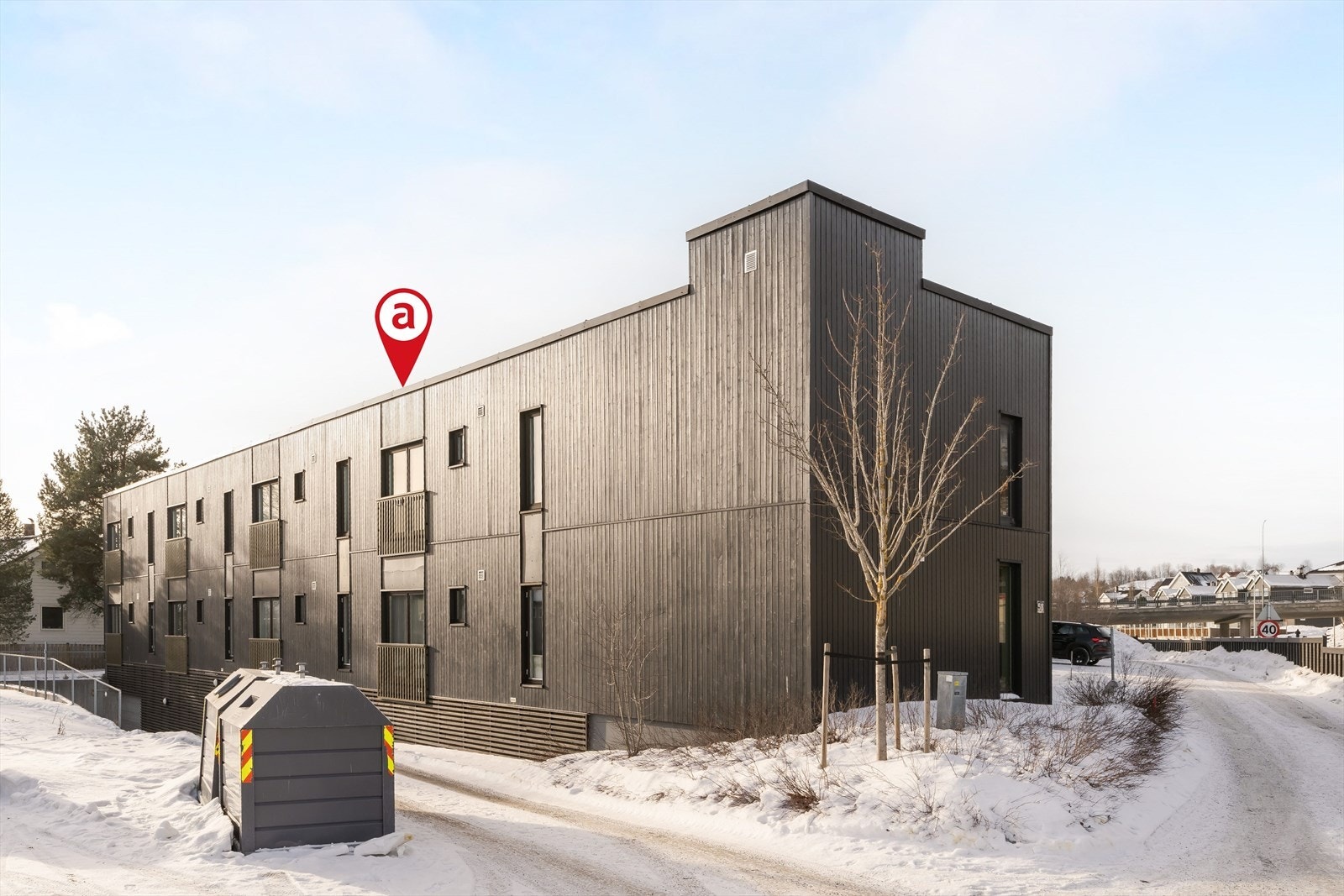 Bygget ble ferdigstilt i 2016 og har flere moderne kvaliteter som fjernvarme, P-plass i kjeller og heis i bygget. Leiligheten ligger i øverste etasje. Galleribilde