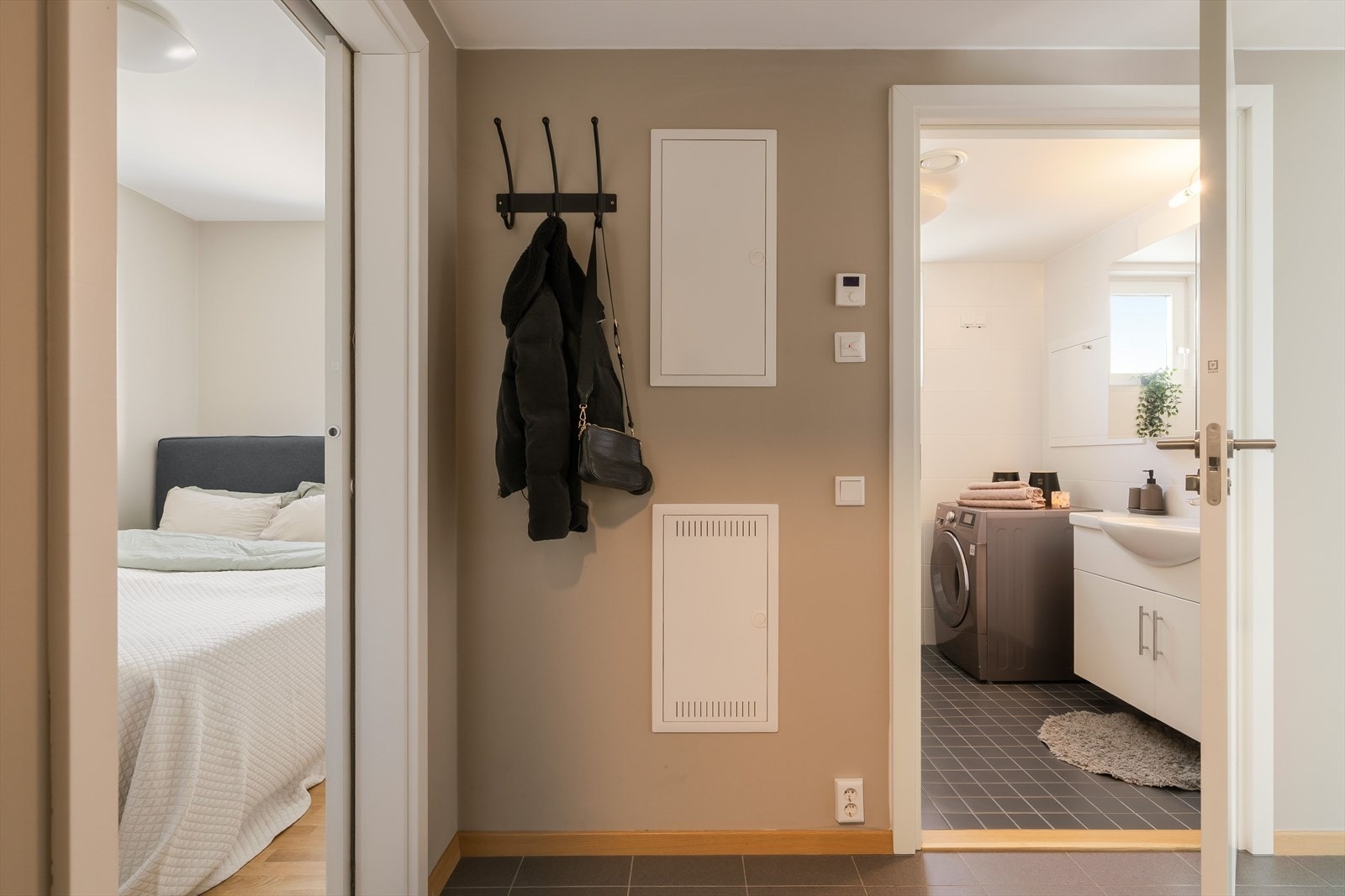 Inngangspartiet er ryddig og funksjonelt med flislagt gulv og lyse overflater. Galleribilde