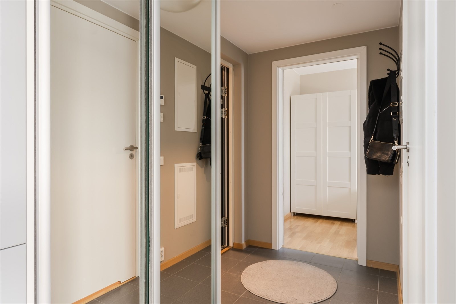 Entréen gir et godt førsteinntrykk og har plass til yttertøy og oppbevaring. Her er det også etablert skyvedørsgarderobe. Galleribilde